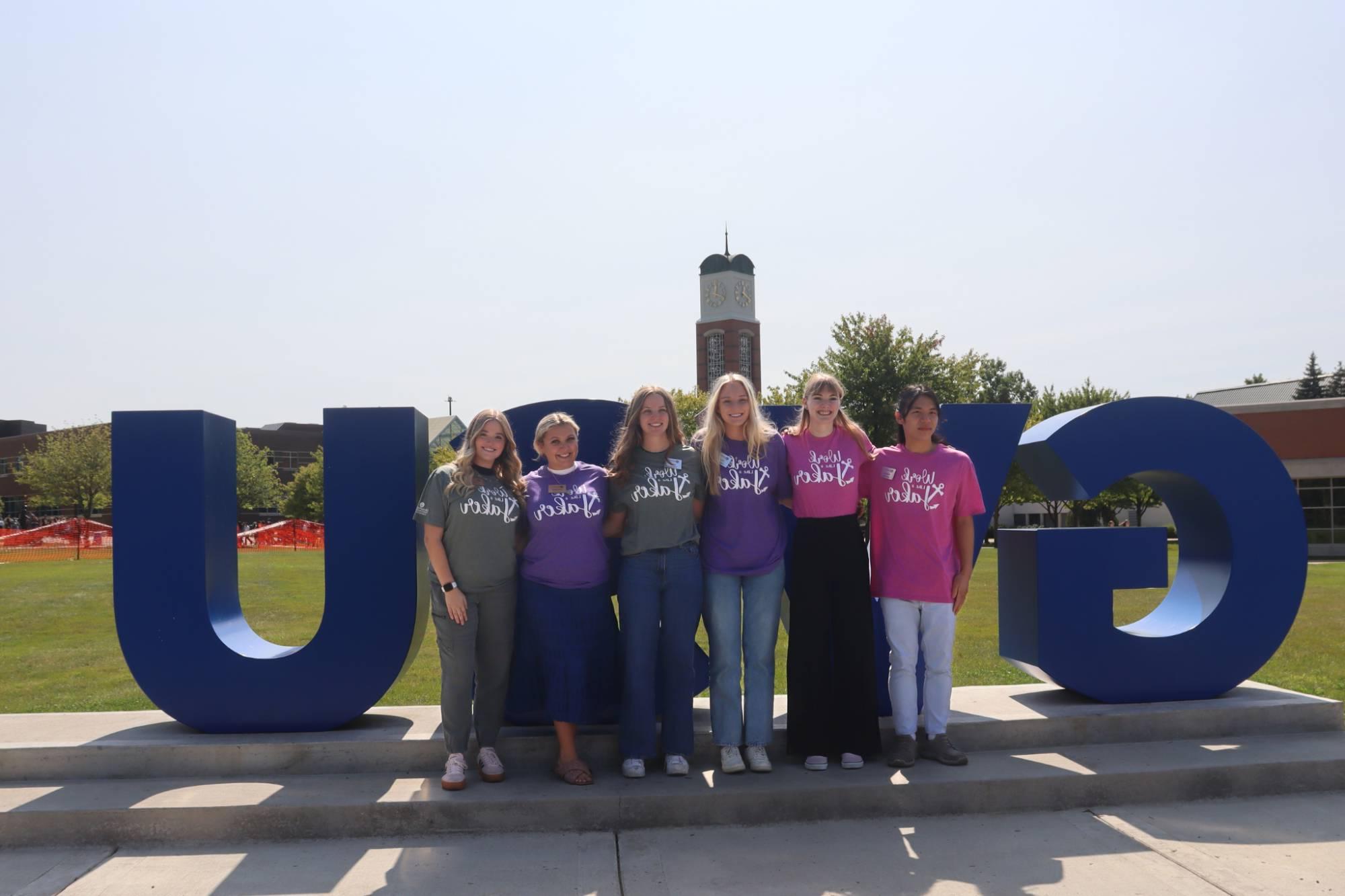 group of students in front of gvsu sign